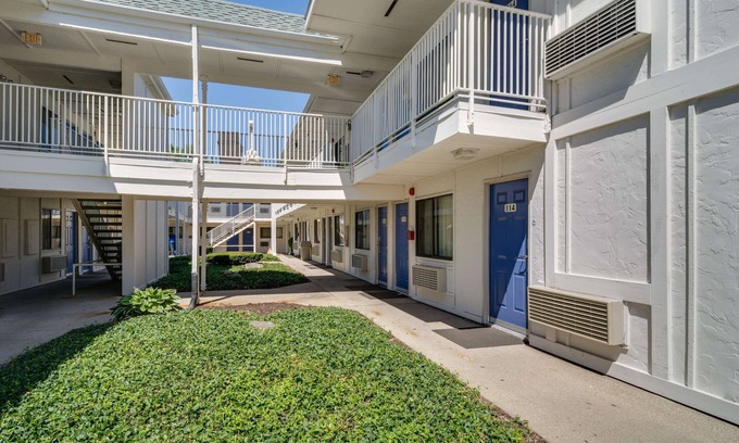 Schiller Park Hotel | Motel 6 Schiller Park, IL - Chicago O'Hare