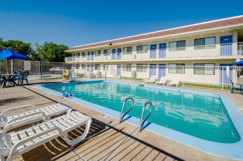 Dupont Hotel | Motel 6