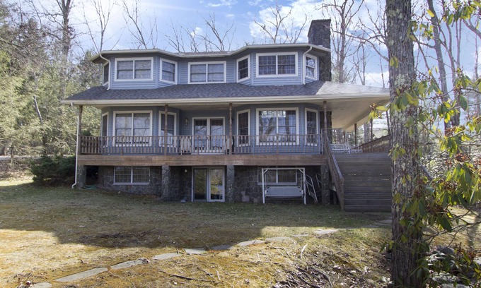 Paupack House | Motor-boating Fairview Lake Lakefront Home - Sleeps 10