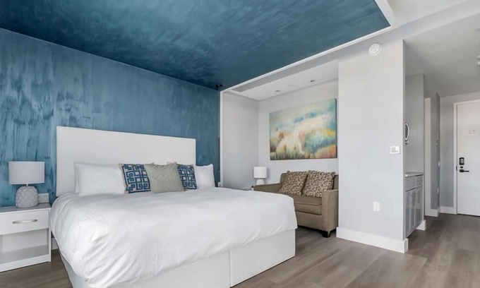Mott Haven House | Mott Haven King Studio w Balcony | Gym+Hotel Amenities