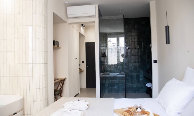 1st Arrondissement Hotel | Mouchki