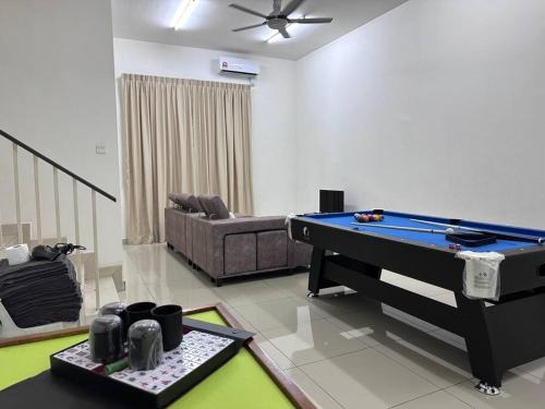 Taman Mount Austin House | Mount austin 18 pax AR50 pool