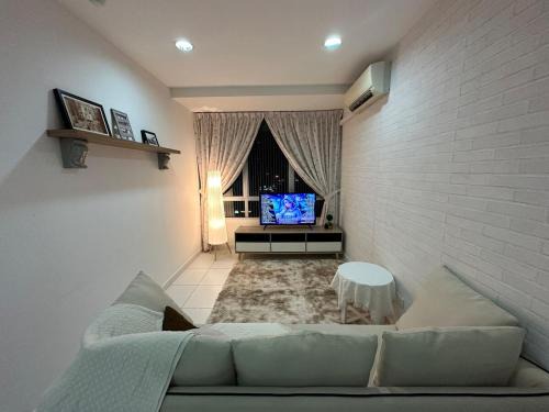 Taman Mount Austin Apartment | Mount Austin Akademik 2 parking spaces 3 double beds