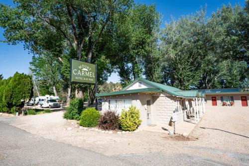 Zion National Park East Entrance Apartment | Mount Carmel Motel & RV Near Zion NP Bryce Room
