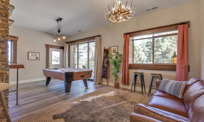 Cedar Ridge Villa | Mount Chalet sleeps 24 in marvelous Grass Valley with WiFi, and Generator