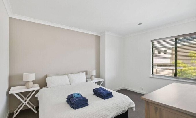 Mount Claremont House | Mount Claremont House close to Train + Parks