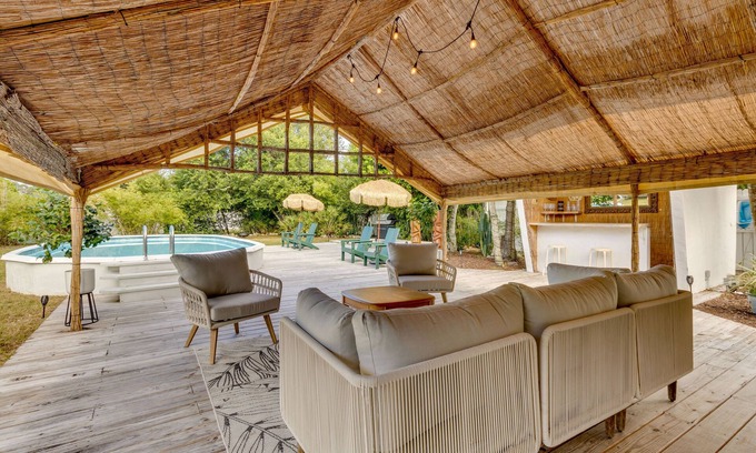 Mount Dora House | Mount Dora Home: Private Pool, Spa & Tropical Bar!