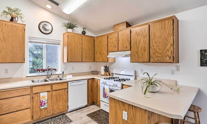 Mount Shasta Cottage | Mount Shasta Escape w/Balcony ~ Walk to Dtwn