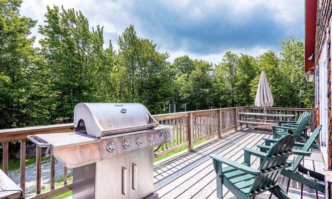 West Dover Ski Chalet | MOUNT SNOW VERMONT - Privacy-Arctic Spa HOT TUB - 2 minutes to North Access Road