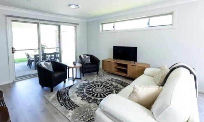 Millfield House | Mount View Escape Brand New House, mtn views