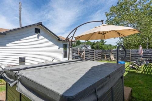 Twin Mountain House | Mount Washington by Day Hot tub by night #2