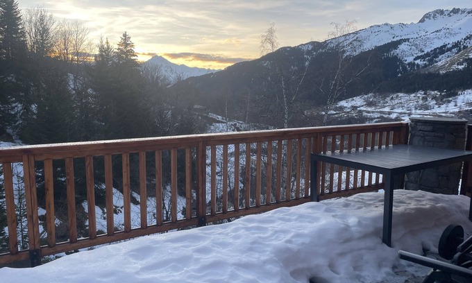 Saint-Francois-Longchamp Ski Chalet | Mountain chalet at the foot of the ski slopes - resort center with parking lots