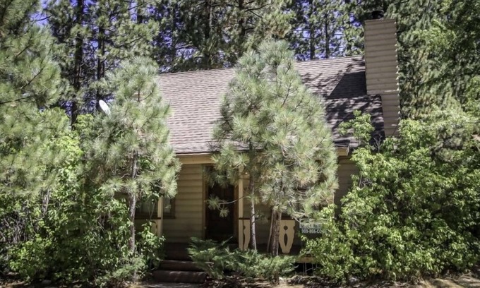 Big Bear Lake House | Mountain Air 3 Bedroom Cabin by RedAwning