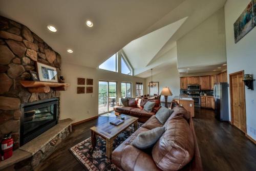 Pole Creek House | Mountain Bliss 3 BR Retreat With Views and Hot Tub