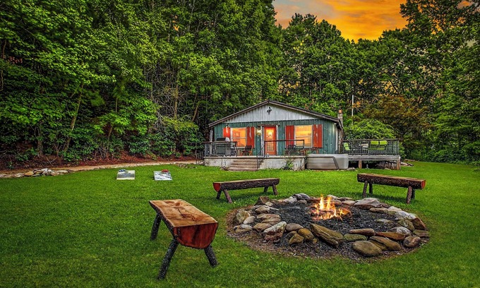 Candler Cabin | Mountain Cabin- Check out our 360 tour, QR code in the photos!