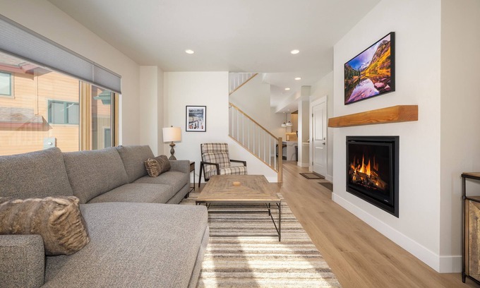 Pole Creek Meadows Cabin | Mountain cabin w/2 living rooms & views