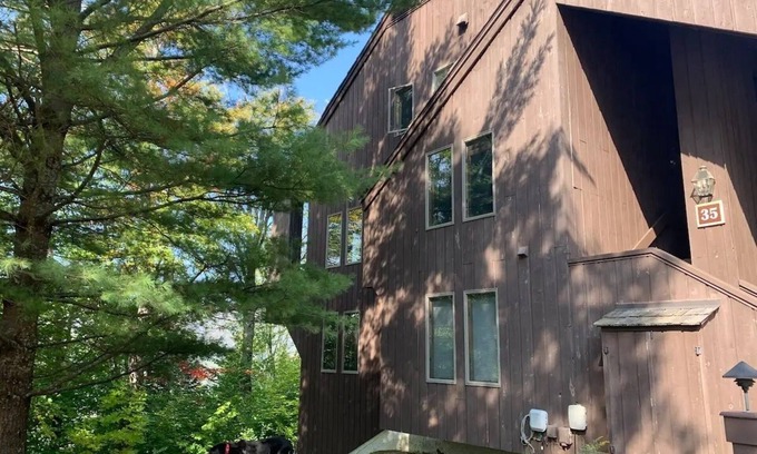 Plymouth Ski Chalet | Mountain Chalet- 15 Mins to Killington/ Okemo