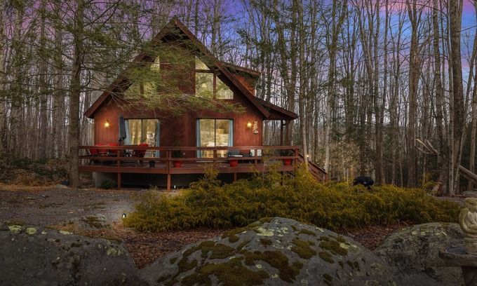 Hamlin House | Mountain Chalet Retreat 4 bedrooms,3 baths,hot tub, sauna, game room, firepit