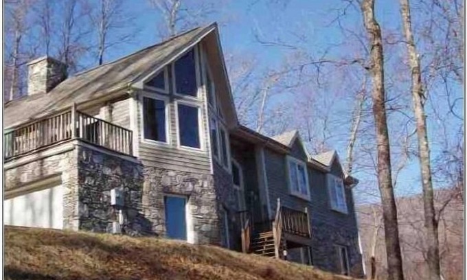 Laurel Ridge Ski Chalet | Mountain Chalet with Amazing Views in quiet setting, 2 kings, Pet Friendly