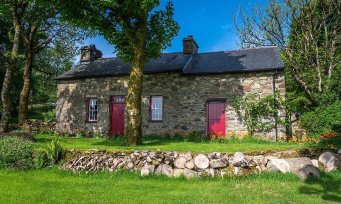 Rhyd-y-clafdy Cottage | Mountain Cottage - sleeps 7 guests in 3 bedrooms