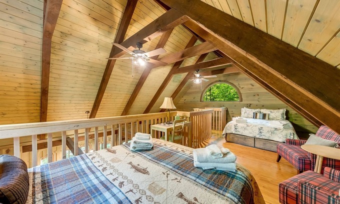 Demorest House | Mountain Creek Cabin - Peaceful rustic cabin
