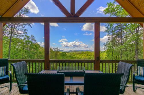 Marion House | Mountain Crest Pet-friendly Log Cabin with Mountain Views!