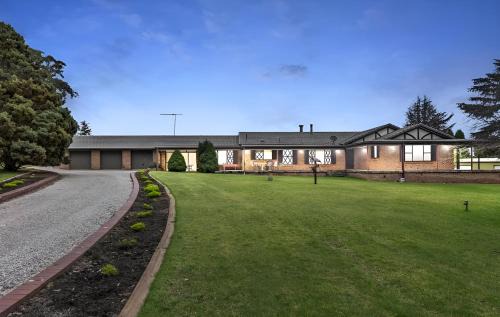 Kanimbla House | Mountain Culture Farm Stay - pet friendly