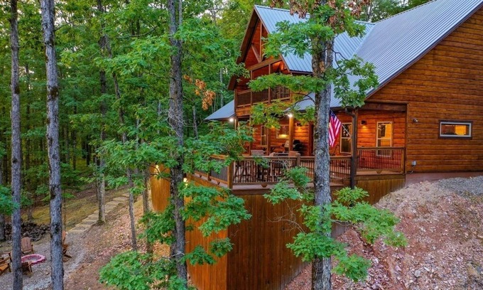 Hochatown Cabin | Mountain Dance Lodge -Custom Playscape + MOUNTAIN TOP views- Sleeps 20