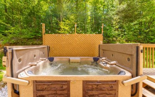 Sevierville House | Mountain Dreams 1430 Hot Tub Fire Pit Arcade Game