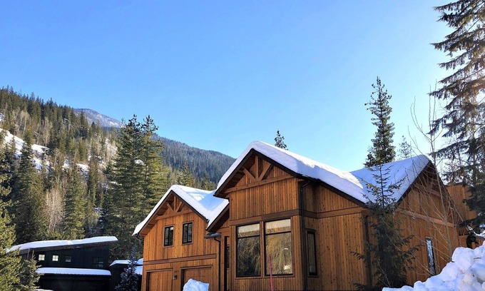 Revelstoke House | Mountain Gate Lodge, Luxury Vacation Home 2kms from Revelstoke Mountain Resort