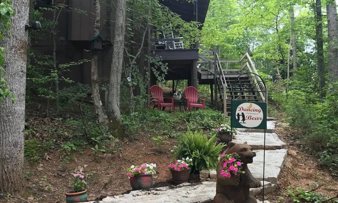 Blairsville Cabin | Mountain Getaway for You & Your Pet: Near Helen, Blue Ridge & Appalachian Trail!
