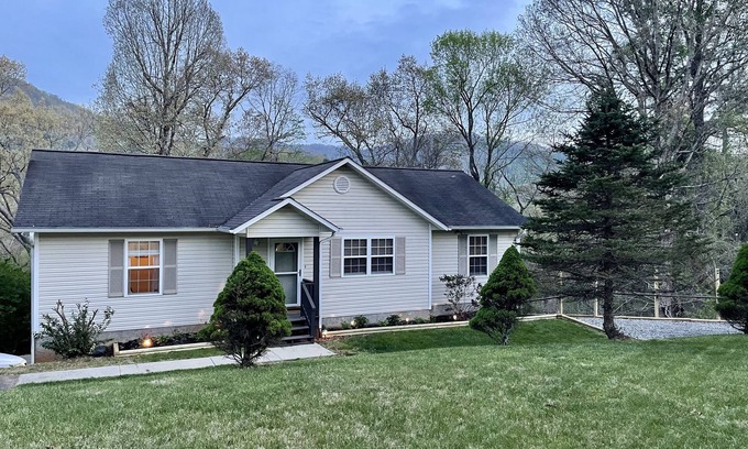 Weaverville House | Mountain Getaway near Asheville, sleeps 14! Spacious home w/views & kids room