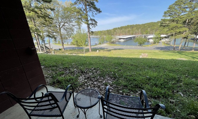 Mount Ida Apartment | Mountain Harbor King Guest Room on Lake Ouachita by RedAwning