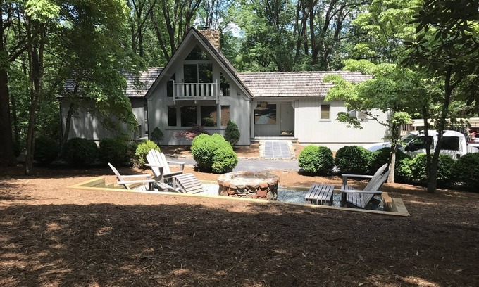 Charlottesville House | Mountain House in Charlottesville, VA Just minutes away from downtown and UVA