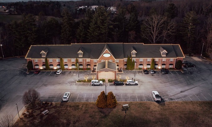 Flat Rock Hotel | Mountain Inn & Suites