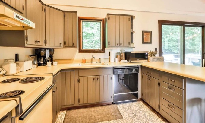 Hensonville House | Mountain Lodge w/Hot Tub & Fire Pit