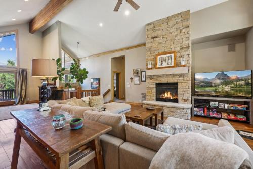 Summit Park House | Mountain Luxury, Sleeps 10, Private Hot Tub, 15 Min to Canyons, Ideal for Family Getaways!