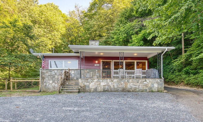 Maggie Valley Cottage | Mountain Magic Cottage - Creekside, Stunning Views, Pet Friendly, Cozy, Peaceful