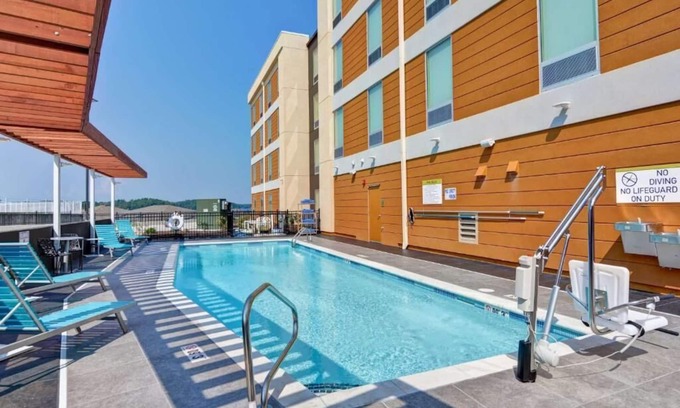 Lake Hamilton Hotel | Mountain Magic: Free Parking and Breakfast, Short Drive to Alligator Farm!