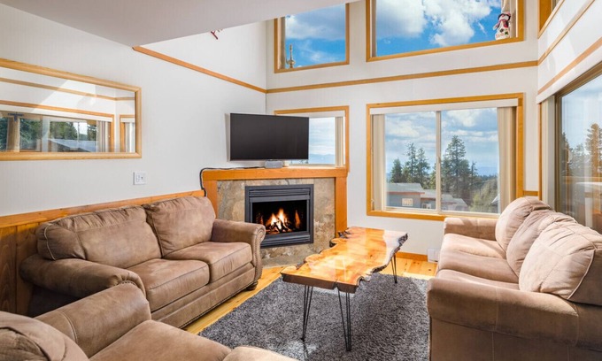 Snow Pine Estates House | Mountain Magic: Hot Tub, Games & Ski in/ski out