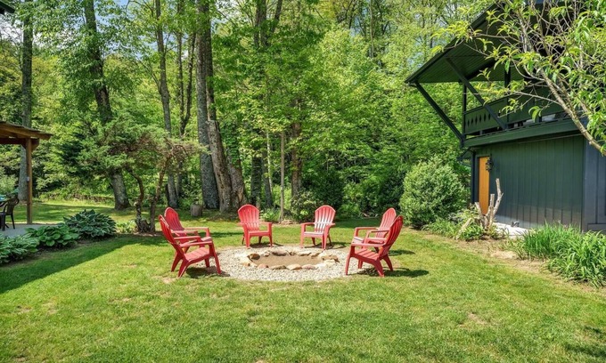 Newland Ski Chalet | Mountain Meadow *3 acres Creekside* No Cleaning Fee