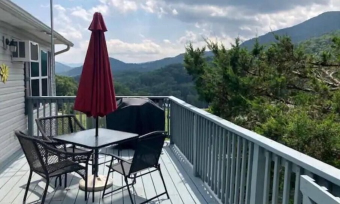 Waynesville House | Mountain Mist Guesthouse
