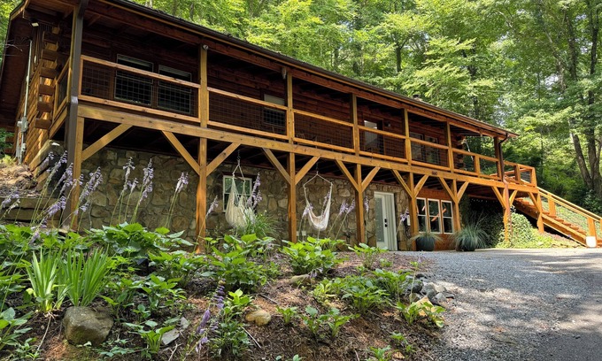 Sylva Cabin | Mountain Modern Cabin minutes from WCU, Sylva, & the Tuckaseegee River
