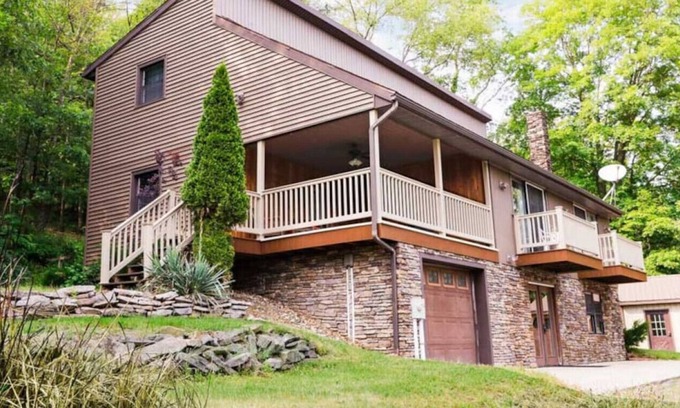 Spring Mills Cabin | Mountain Paradise, Wildlife, Hot Tub| Maple Hill Lodge