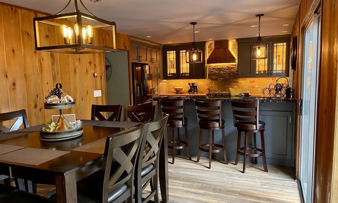 Dorrington House | Mountain Retreat. Perfect for large groups. Early check-in/late checkout.