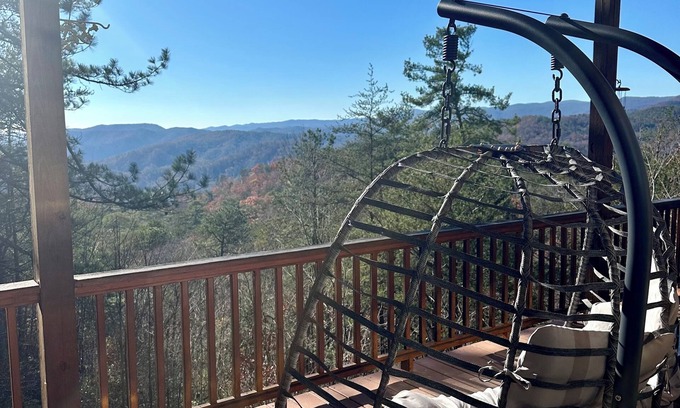 Brevard Ski Chalet | Mountain Retreat with Stunning views, 7 Priv Acres, Sauna, Hot Tub, and Gameroom