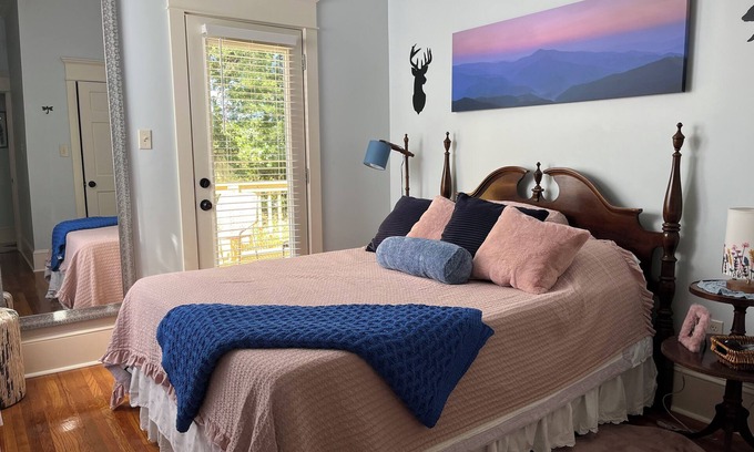 Oakwood Historic District Bed & Breakfast | Mountain Room at The Dragonfly Inn