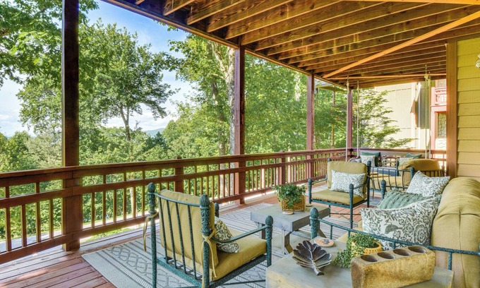 Cashiers Condo | ‘Mountain Time’ Cashiers Condo w/Deck & Views!