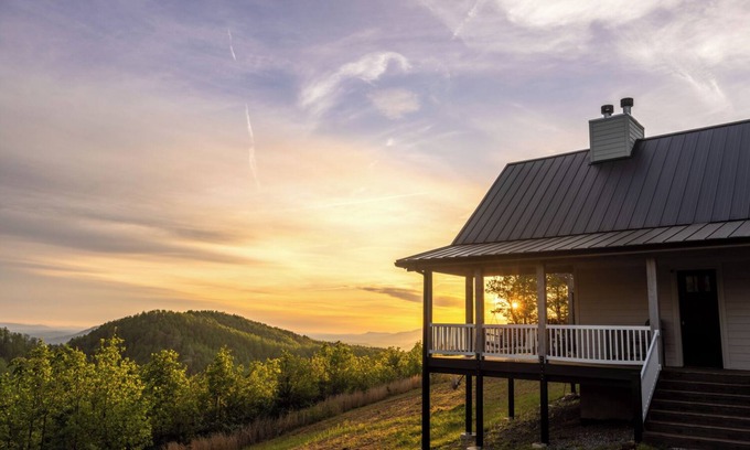 Vein Mountain House | Mountain Top Escape with Hot Tub, Fire Place, Wi-Fi & Cell Service