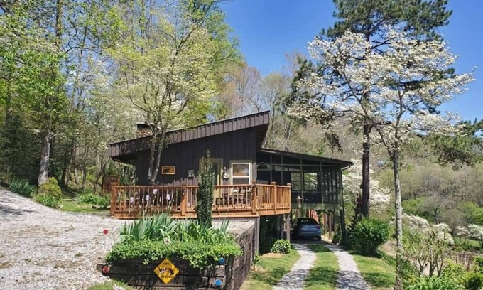 Franklin House | Mountain view cabin, fully remodeled, huge screen in porch with panoramic view.
